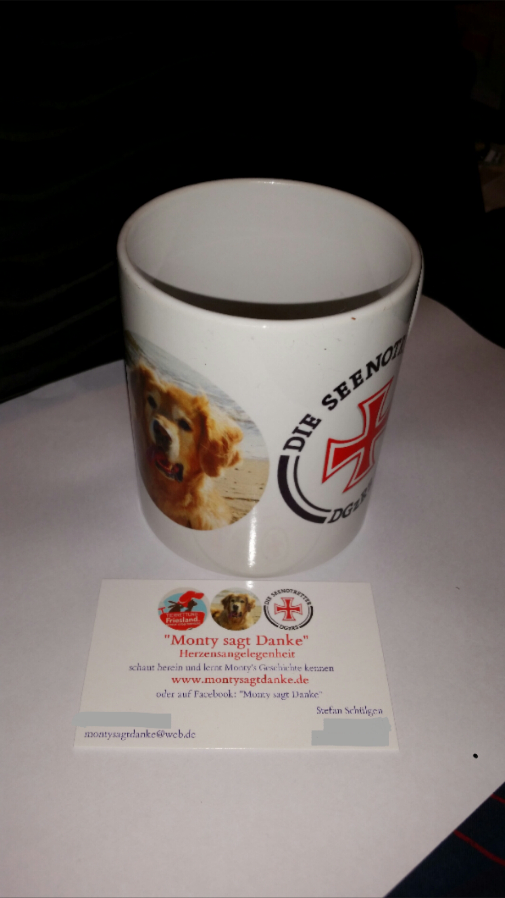 Endlich tritt die letzte Tasse ihre Reise an!
Vier solcher Tassen gibt es; nicht mehr nicht weniger....sieh stehen für die vier besonderen Menschen, welche Montys Rettung erst möglich gemacht haben. Sie sollen ein Symbol des Dankes darstellen und sind nur für diese vier besonderen Menschen bestimmt.
Die erste Tasse hat Jörg Schlüter von der Tierrettung Friesland erhalten.
Zwei weitere Tassen wurden nach Wangerooge an Vormann Roger Riehl und Rettungsmann Sascha Piontkowskyj verschickt.
Die vierte Tasse hat ihre Reise nach Bremen zur Seenotleitung der DGzRS angetreten und ist dort für den Wachhabenden der Nacht vom 01. auf den 02.08.2015 bestimmt. Er hat es erst möglich gemacht, dass die Rettungskette angelaufen und so super funktioniert hat.
